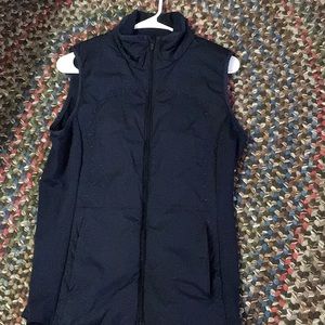Beautiful lululemon Run for cold vest in navy blue